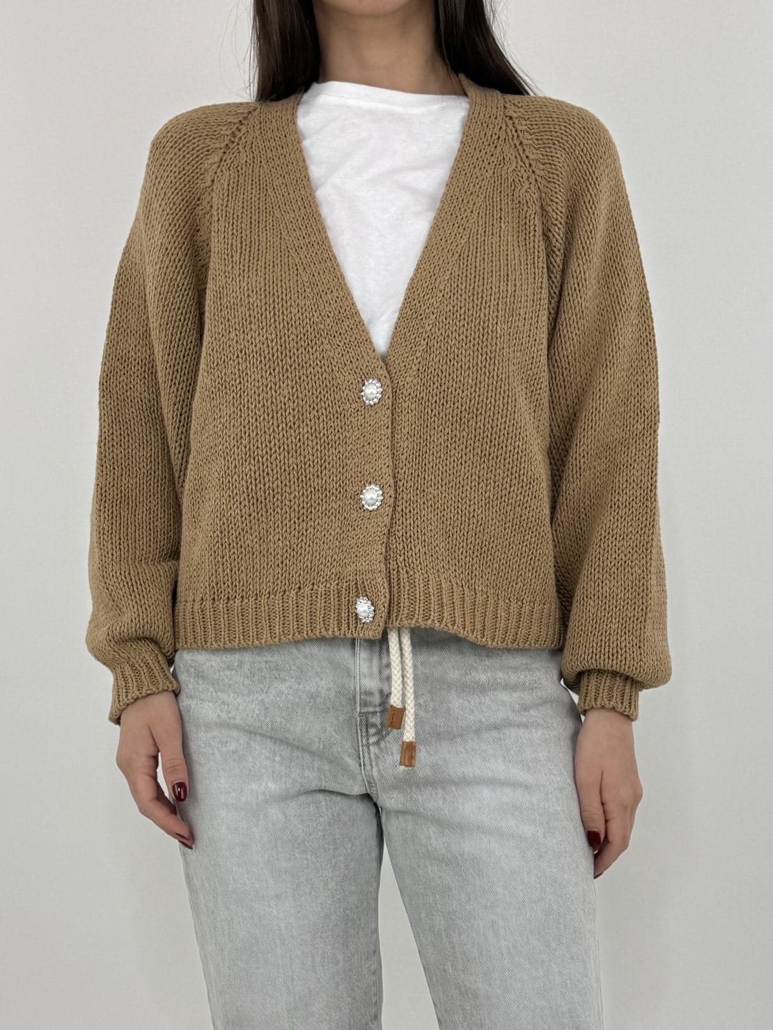 Cardigan corto 3 bottoni gioiello Cammello