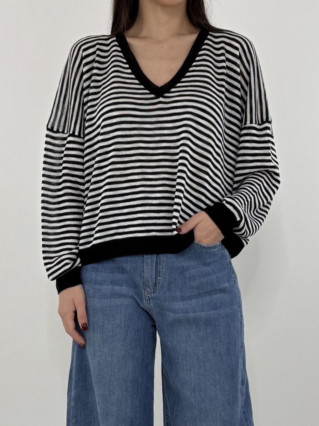 Pull scollo v crema/nero