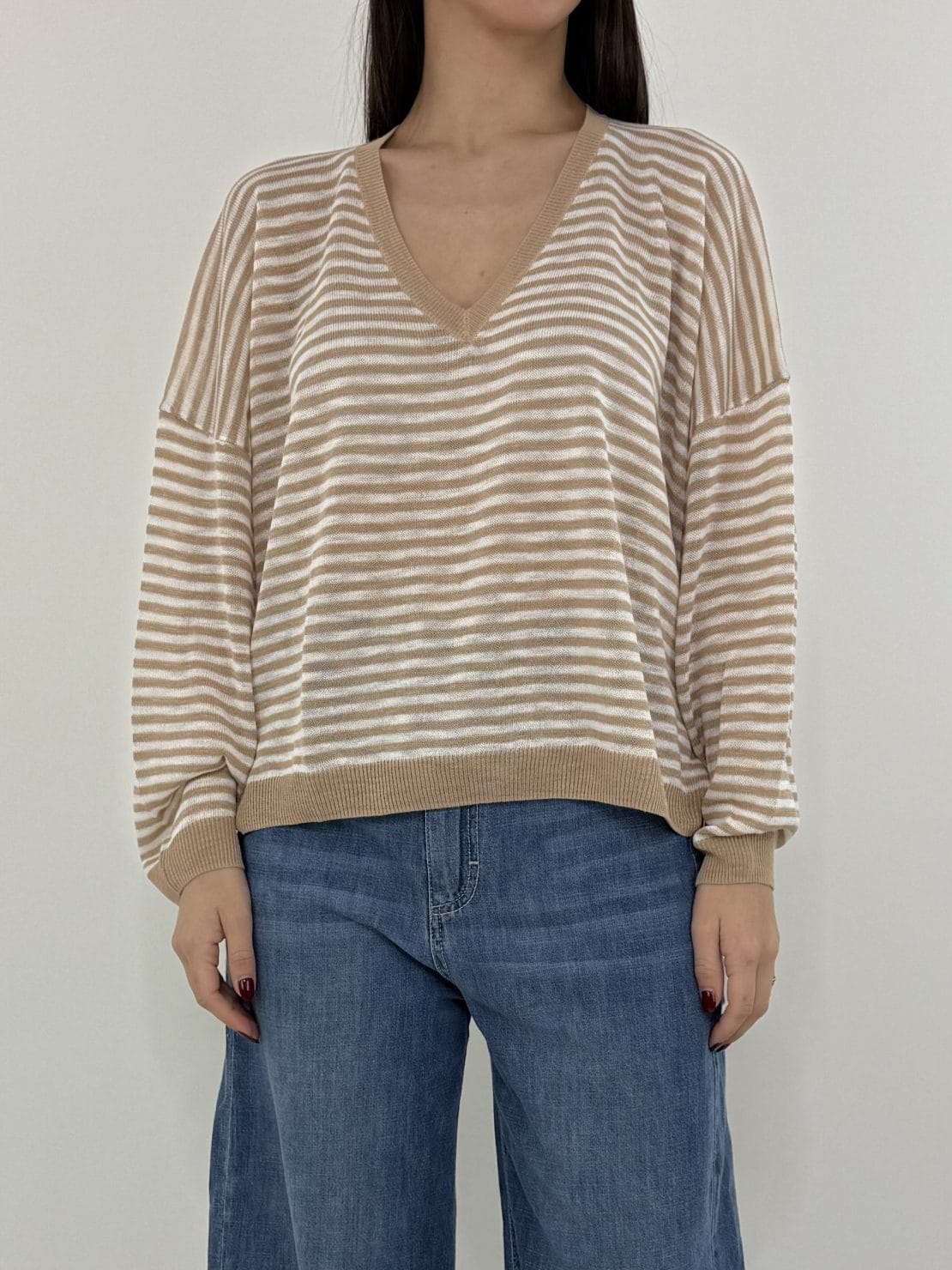 Pull scollo v crema/caramello
