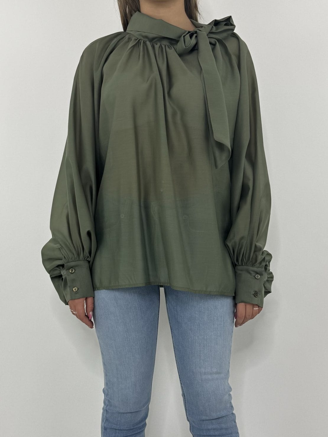 Blusa con fiocco lyocel militare