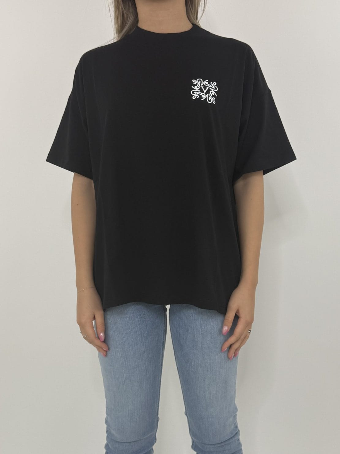 T-shirt ricamo piccolo nero