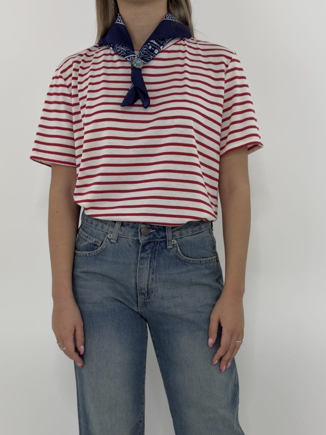T-shirt riga rossa con bandana