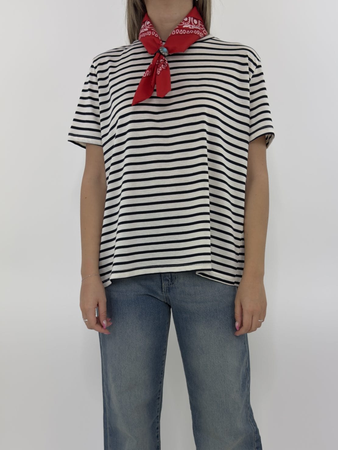 T-shirt riga blu con bandana rossa