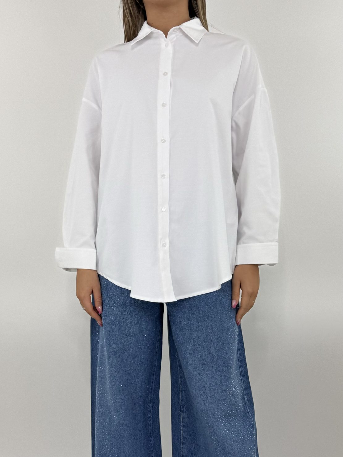 Camicia basica over bianco