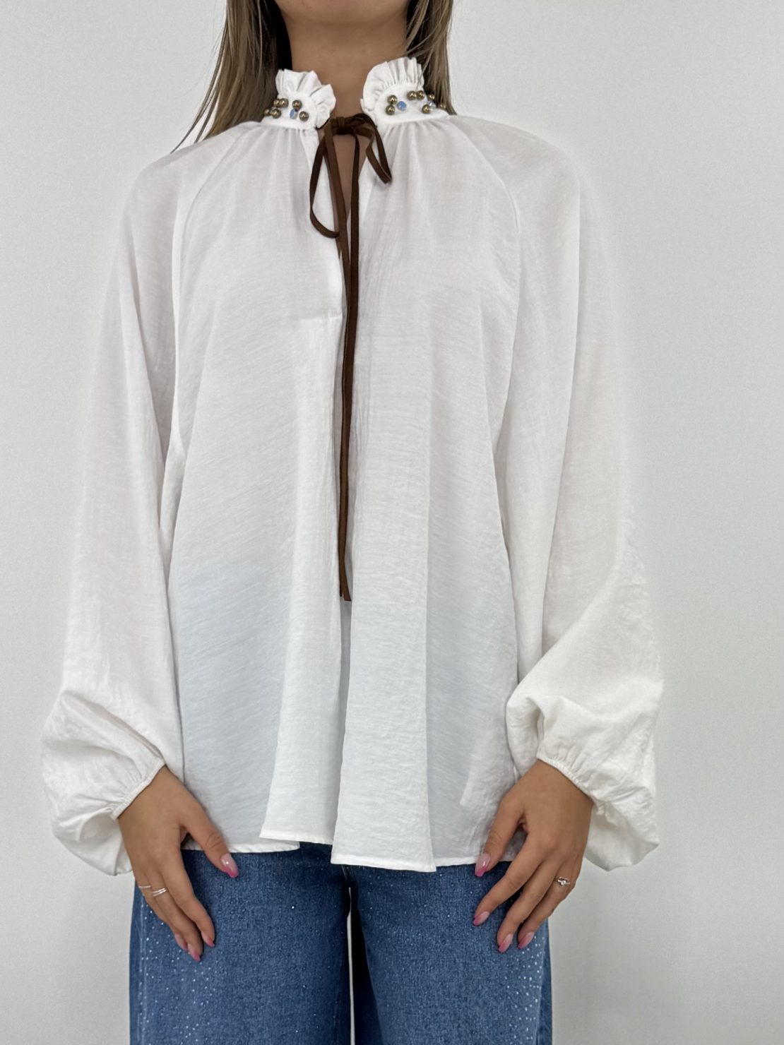 Blusa borchie bianco