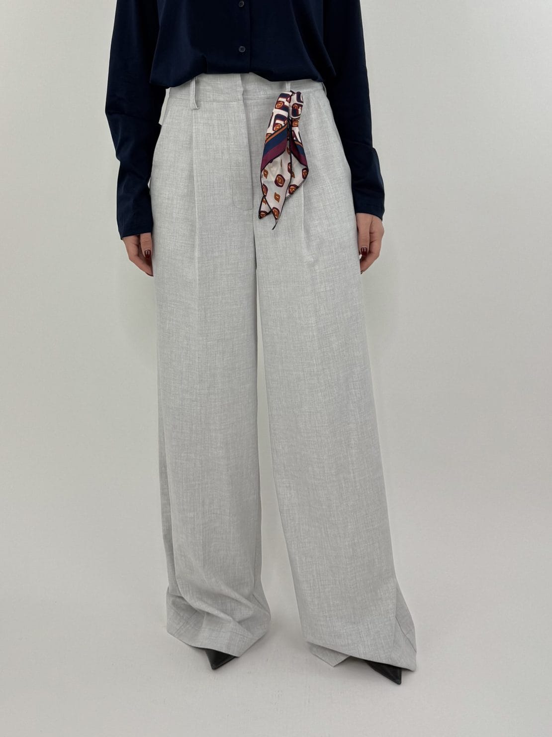 Pantalone palazzo con foulard grigio