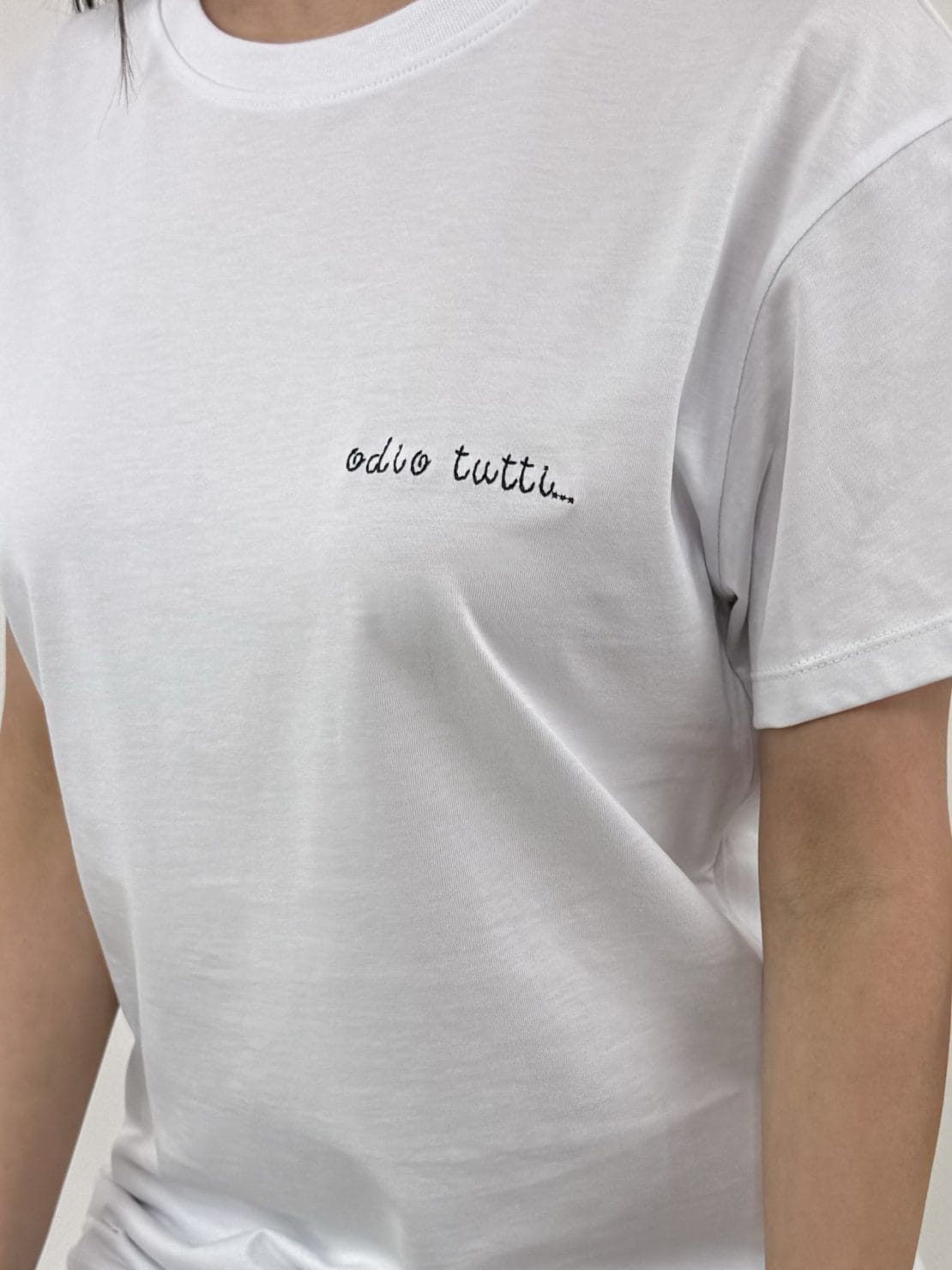 T-shirt bianca odio tutti