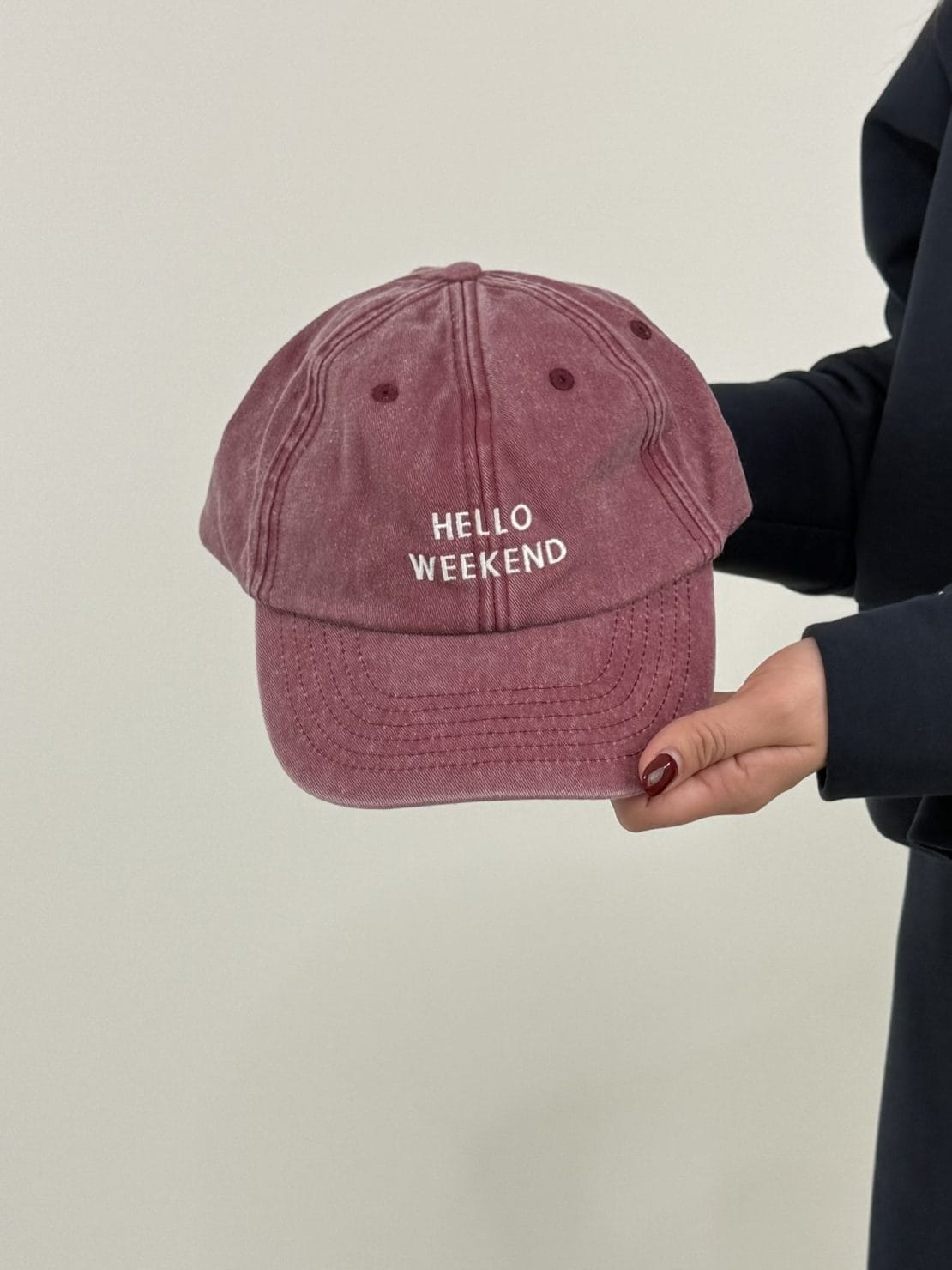 Cappellino hello weekend ciliegia