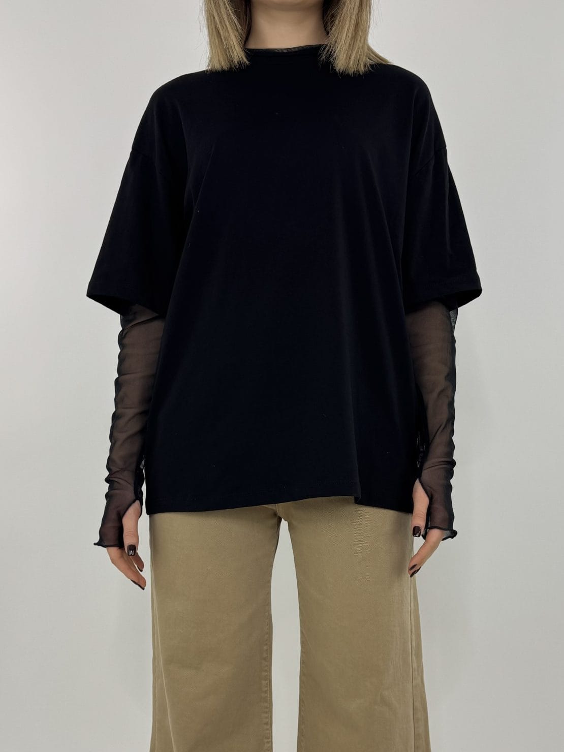 T-shirt nera con manica tulle