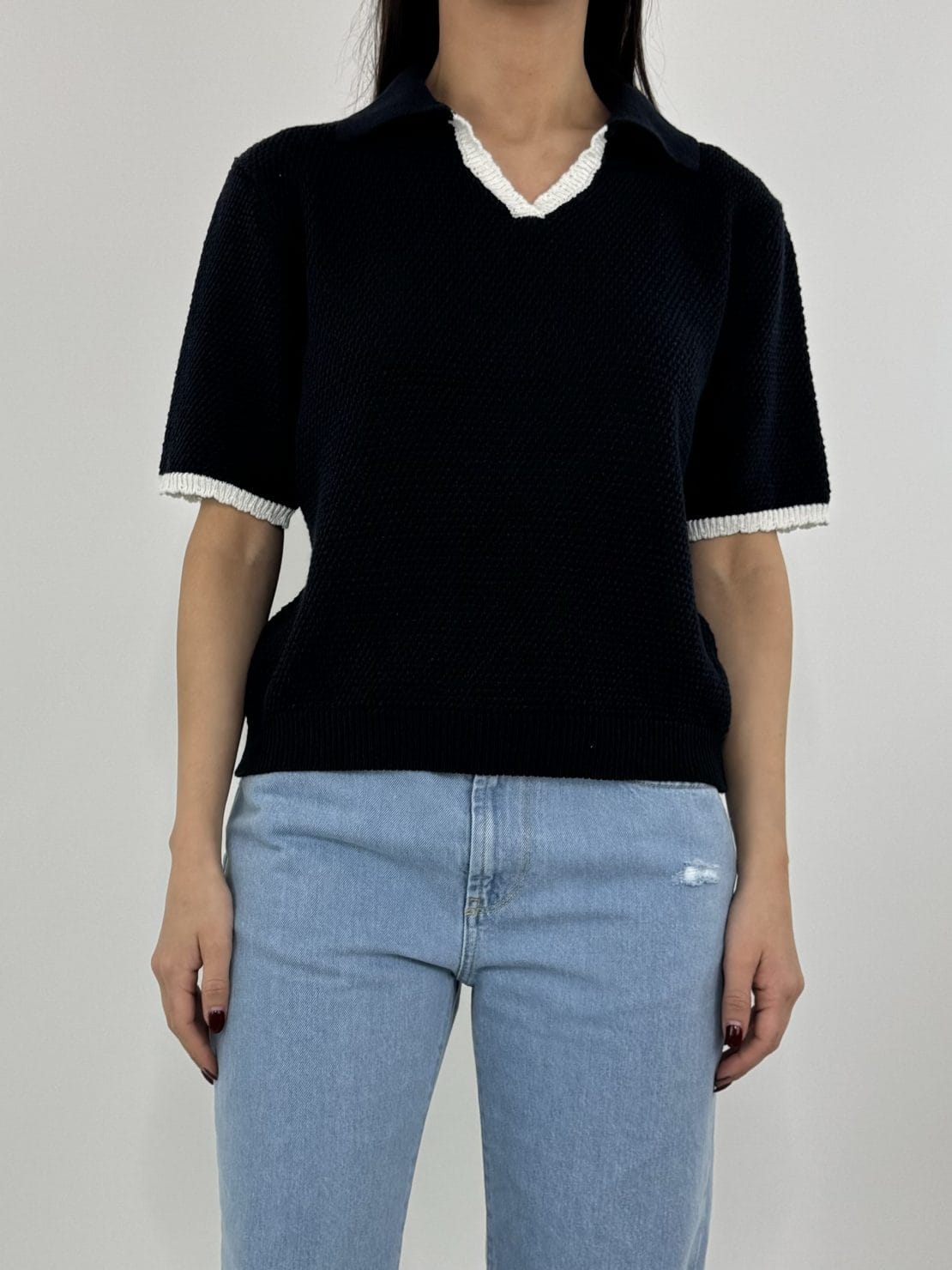 Polo blu scollo bianco