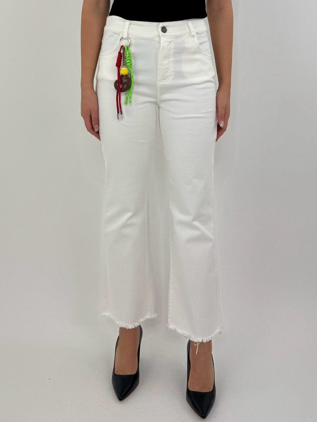 Pantalone bianco charms colorati