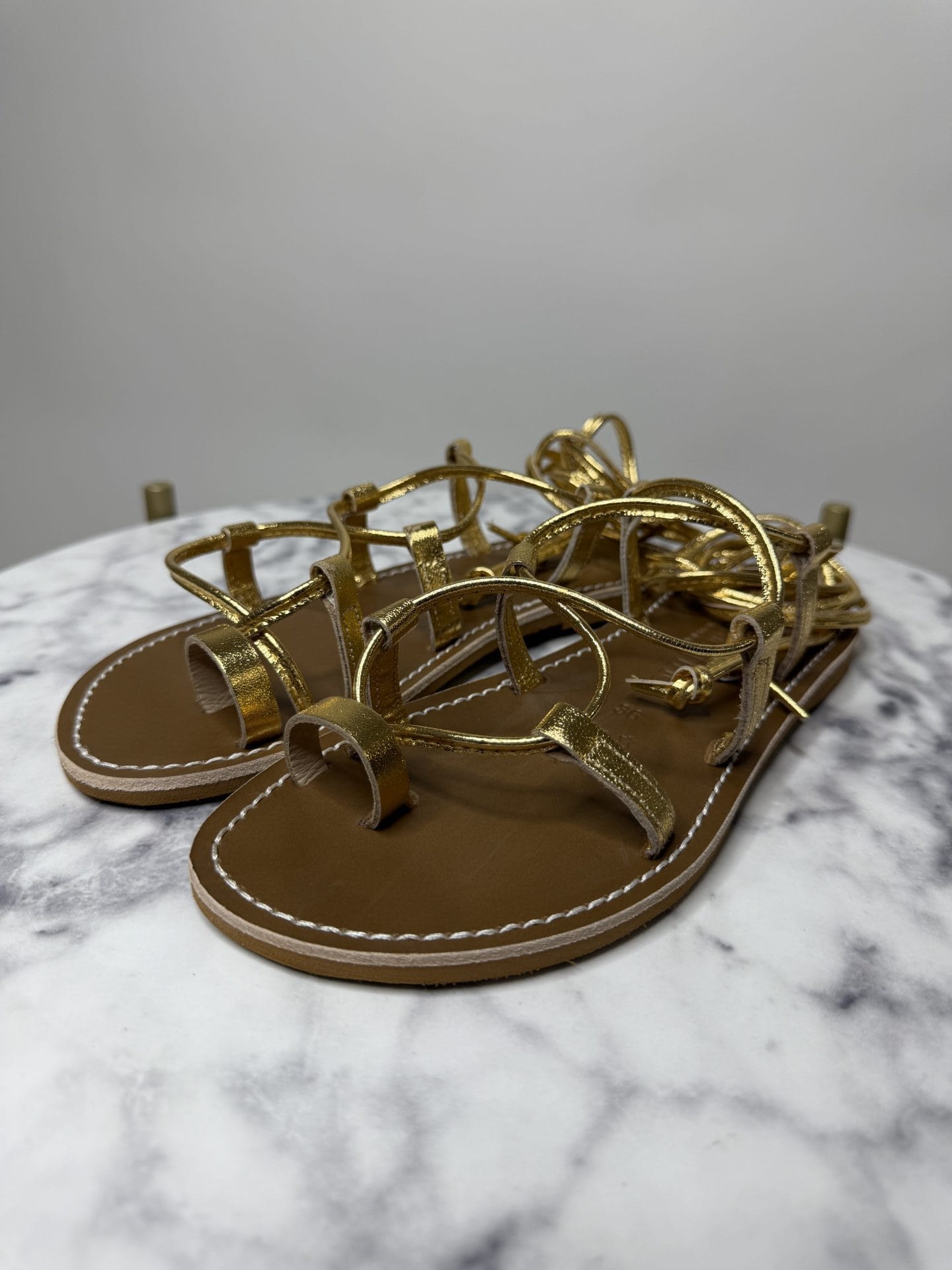 Sandalo alla schiava oro scuro