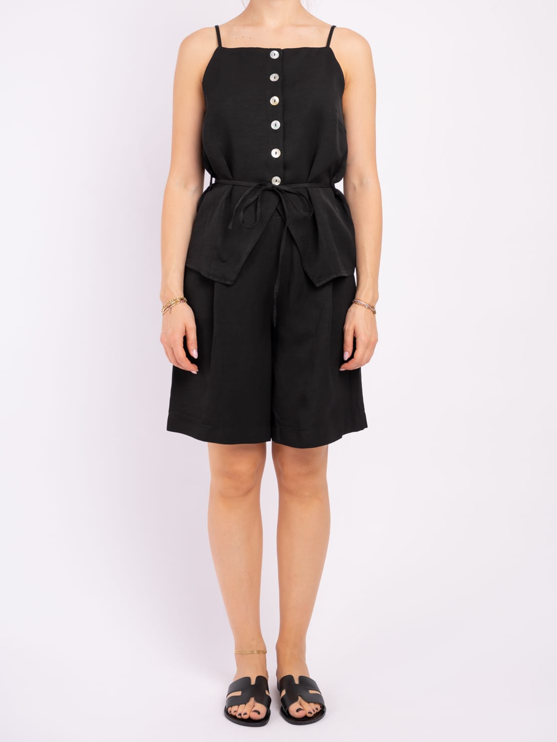 Completo top con bottoni + bermuda nero