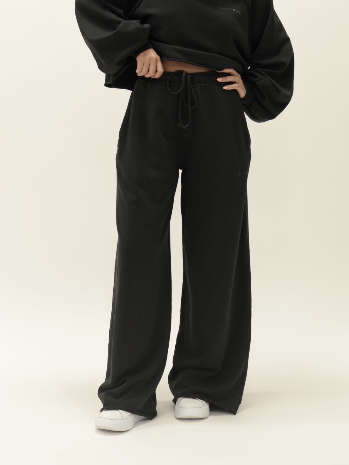 Pantalone in felpa taglio vivo asfalto