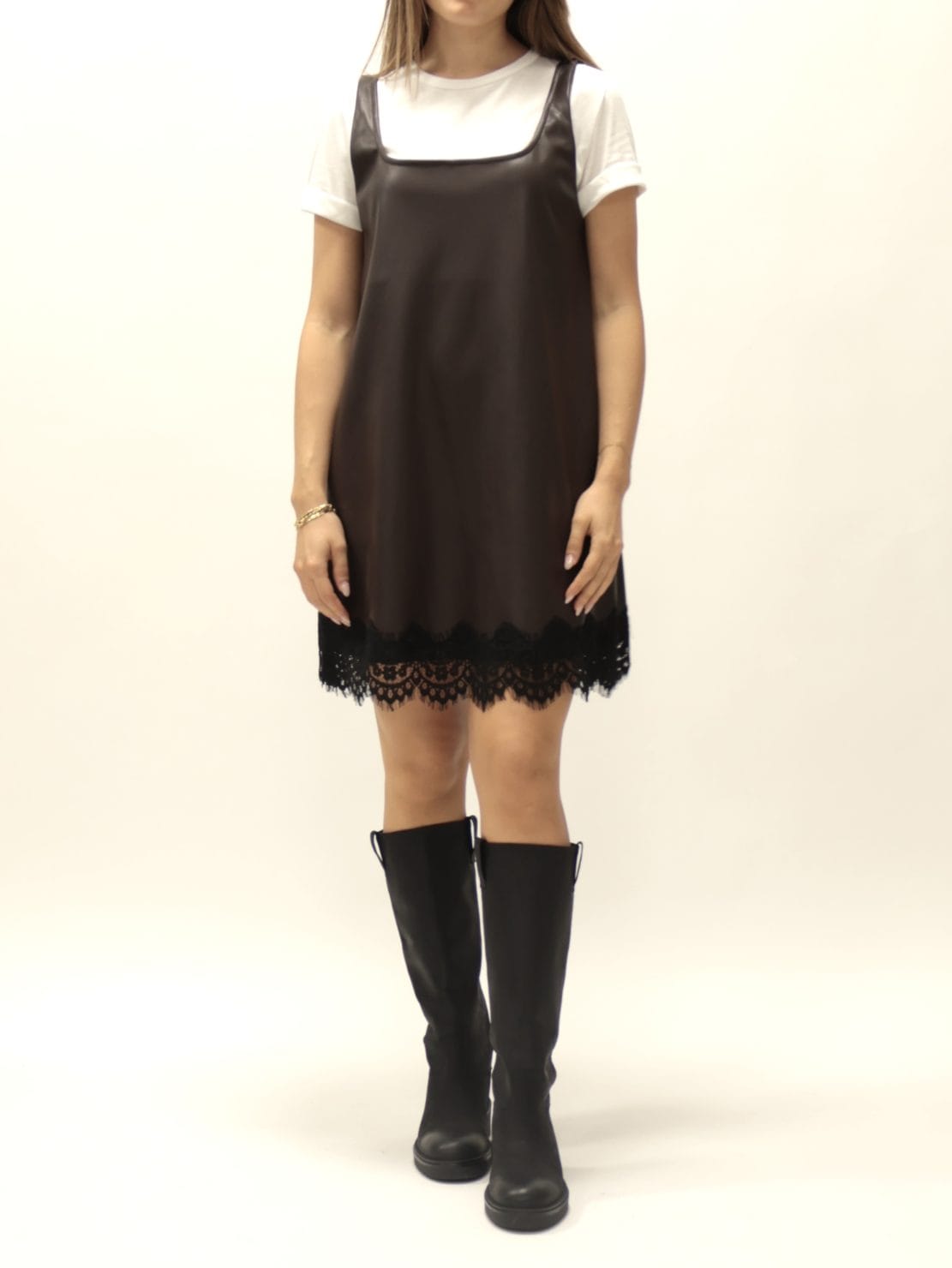 Abito pelle con pizzo fondo e t-shirt moro