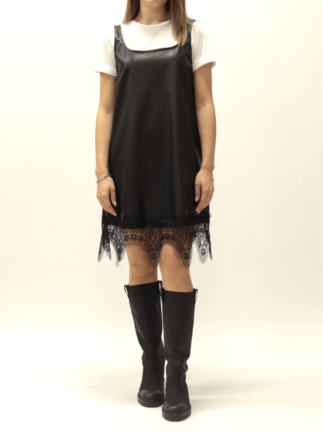 Abito pelle con pizzo fondo e t-shirt nero