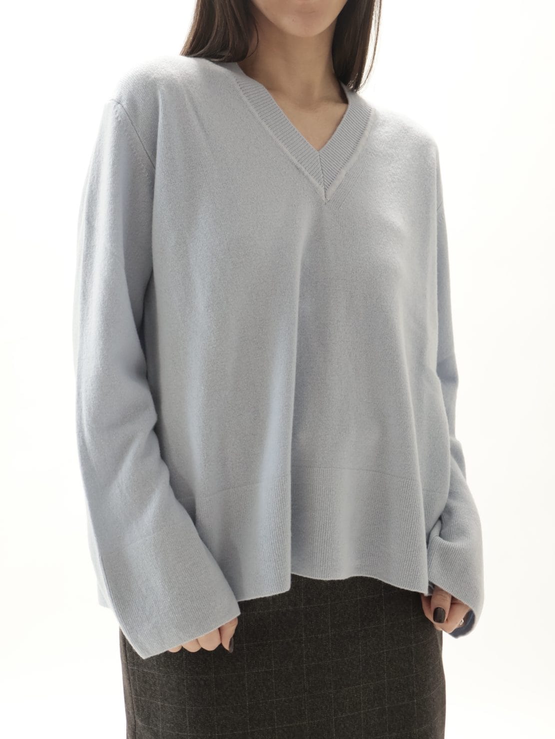 Maglione scollo V 100% lana vergine celeste