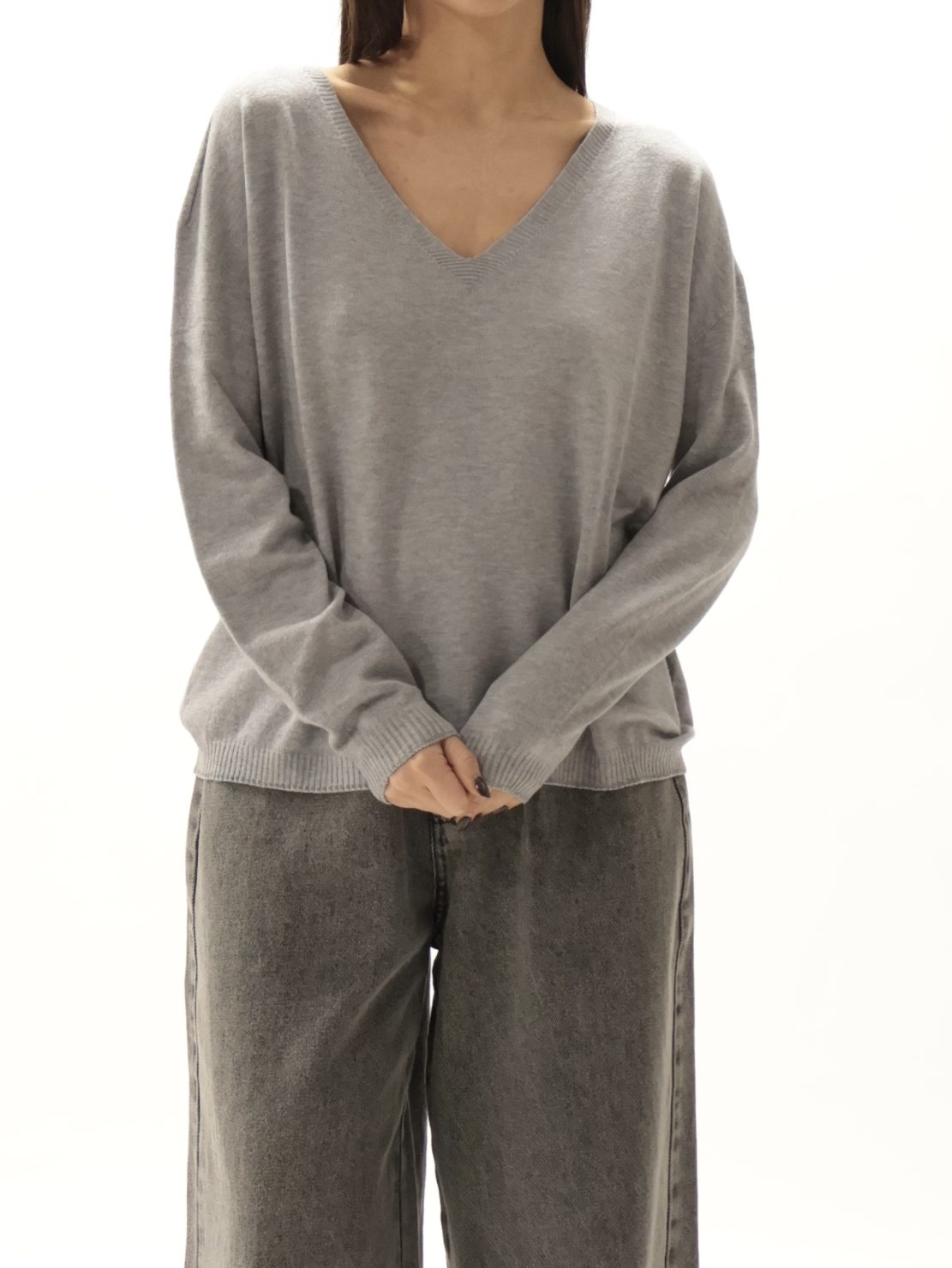 Maglioncino basico scollo V grigio