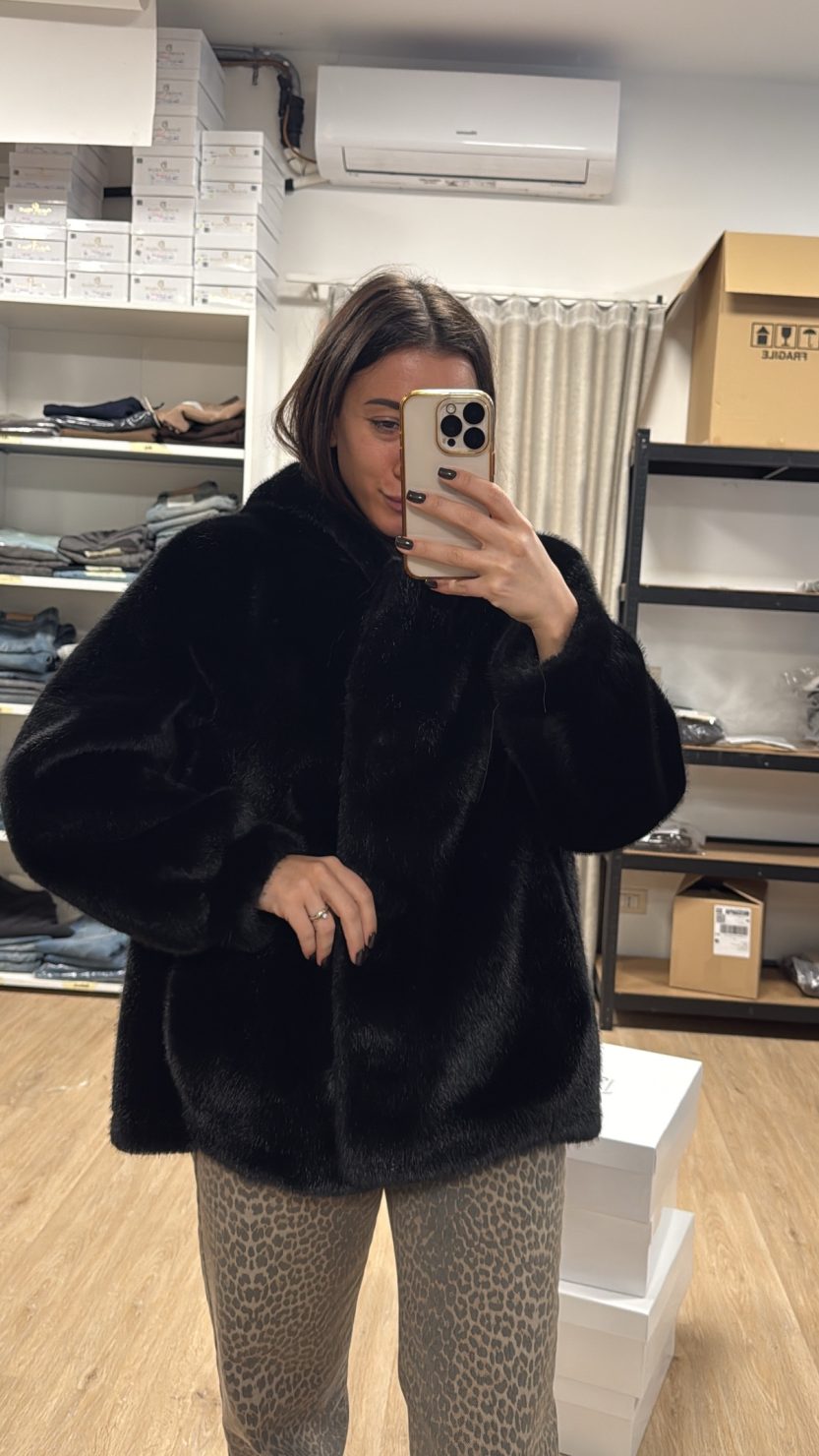 Pelliccia cappuccio nero