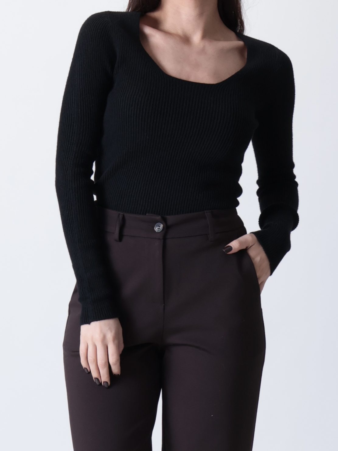 Maglia scollo madonna costine nero