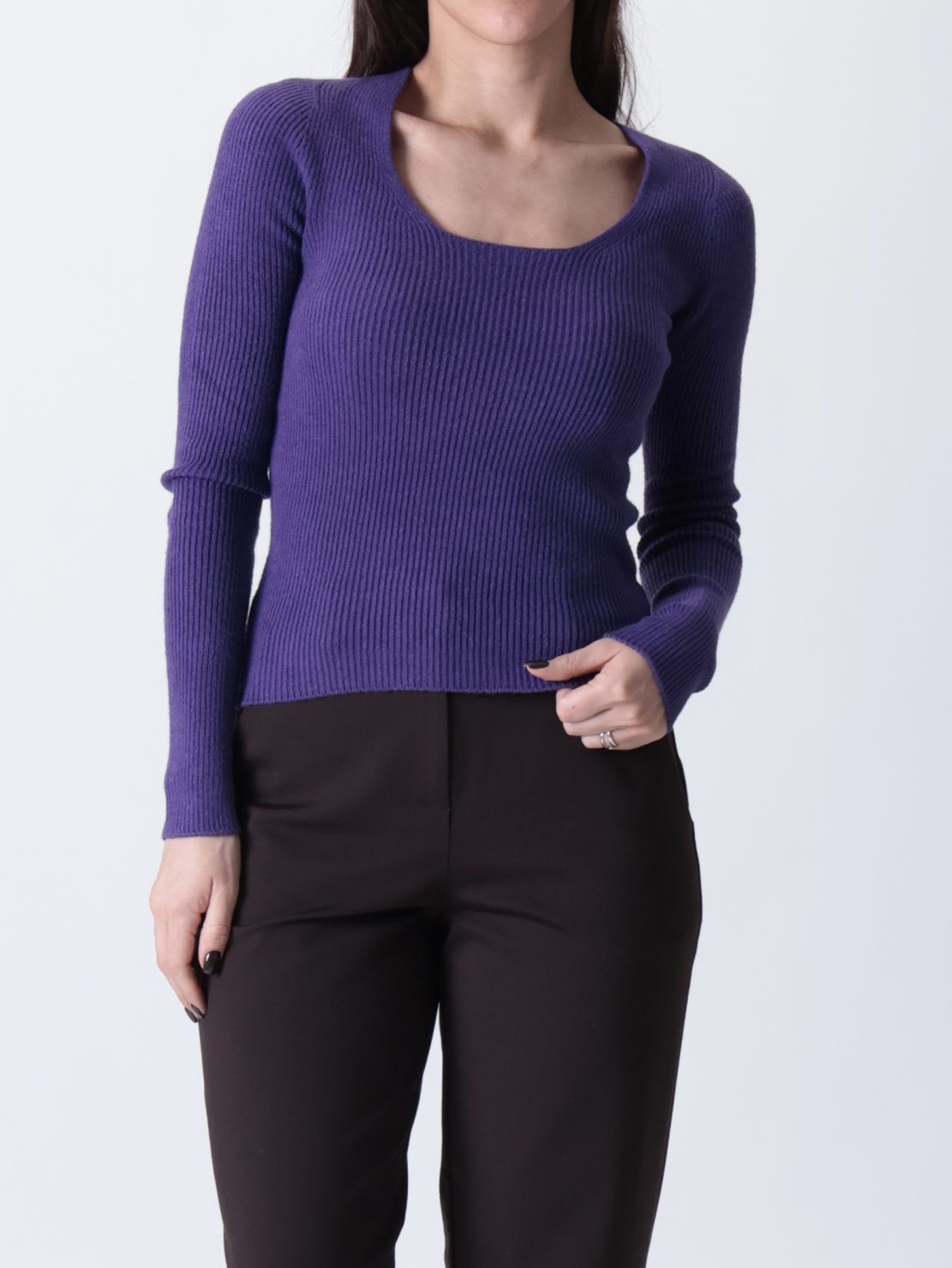 Maglia scollo madonna costine viola