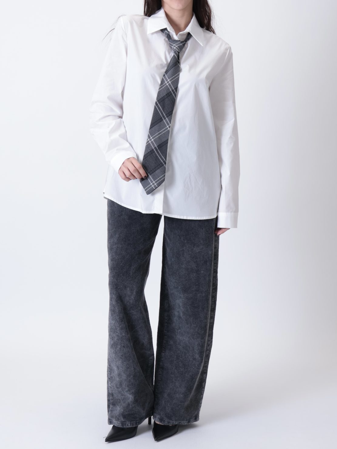 Camicia bianca con cravatta grigia