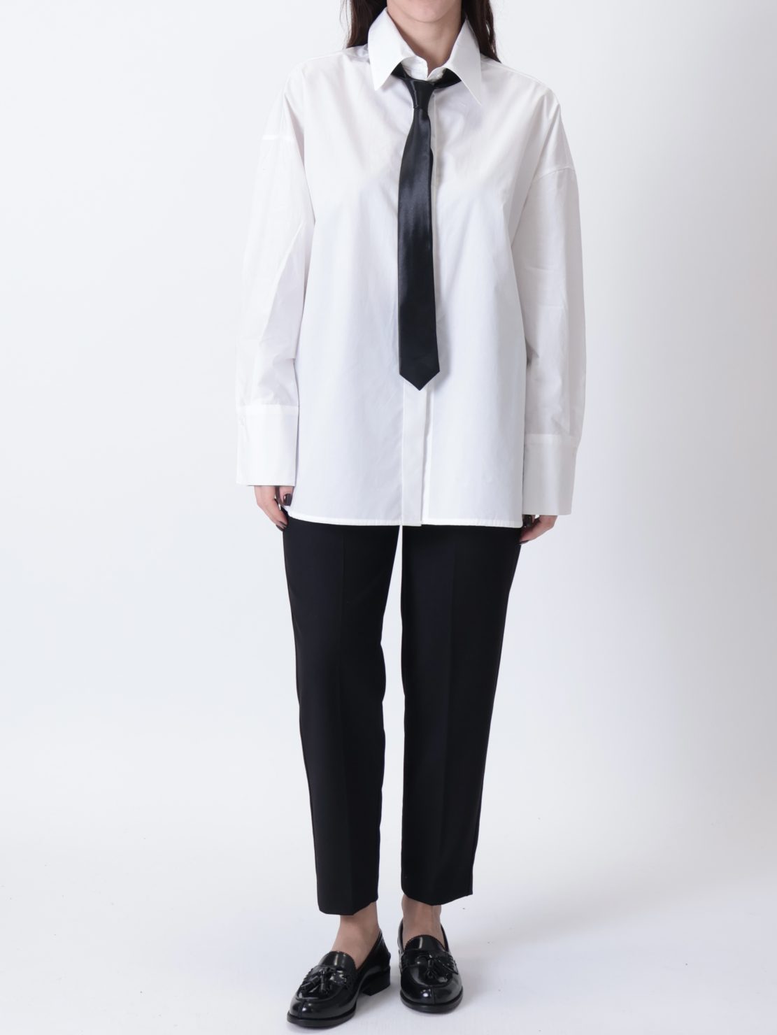 Camicia bianca con cravatta nera