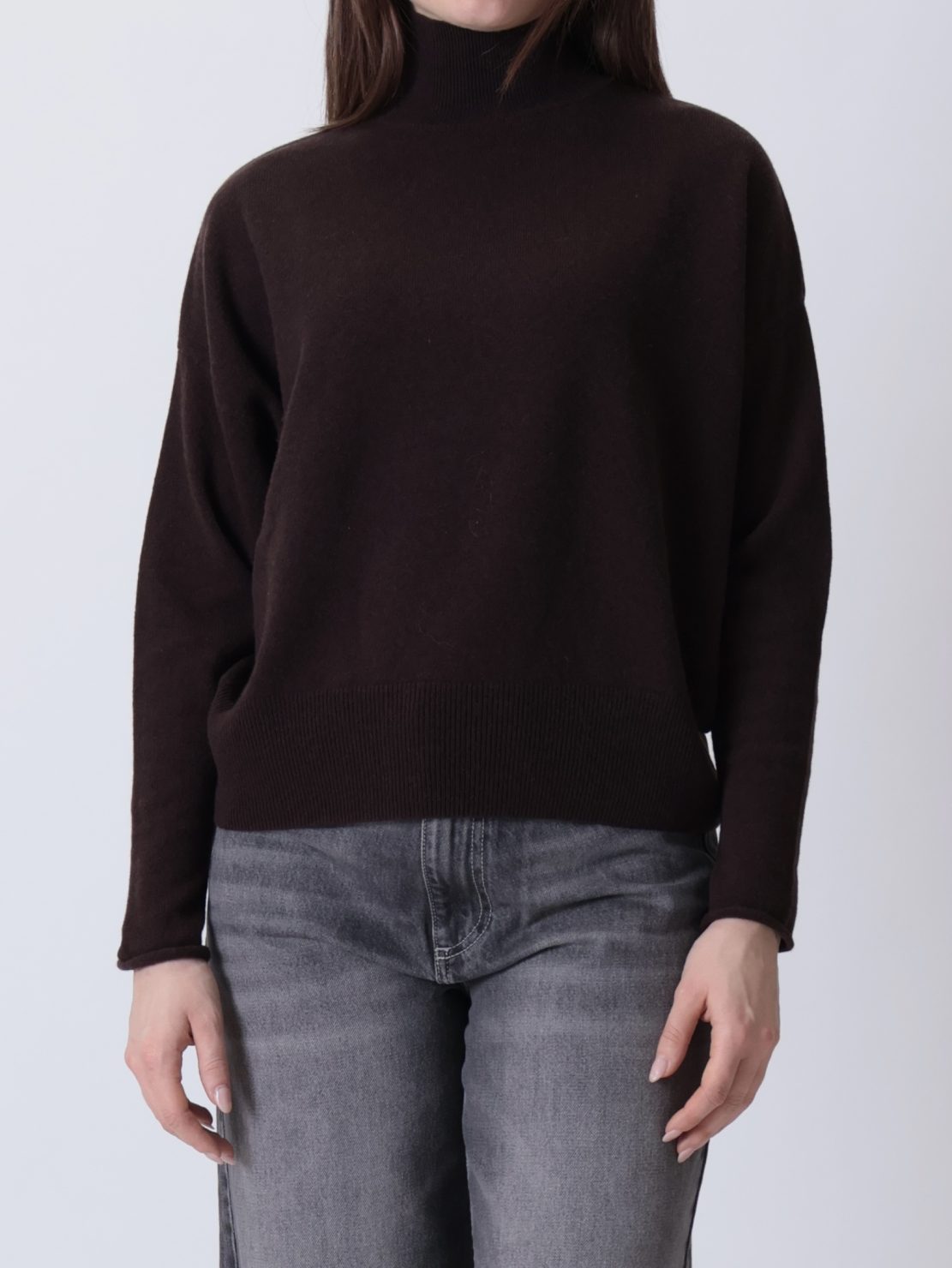 Maglione collo cratere spalla scesa moro