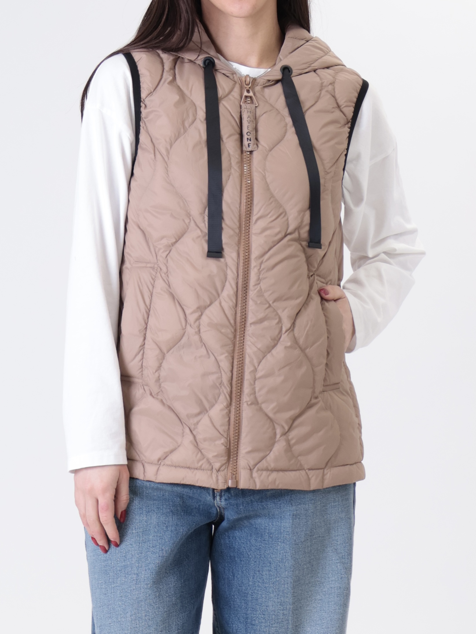 Piumino smanicato cammello