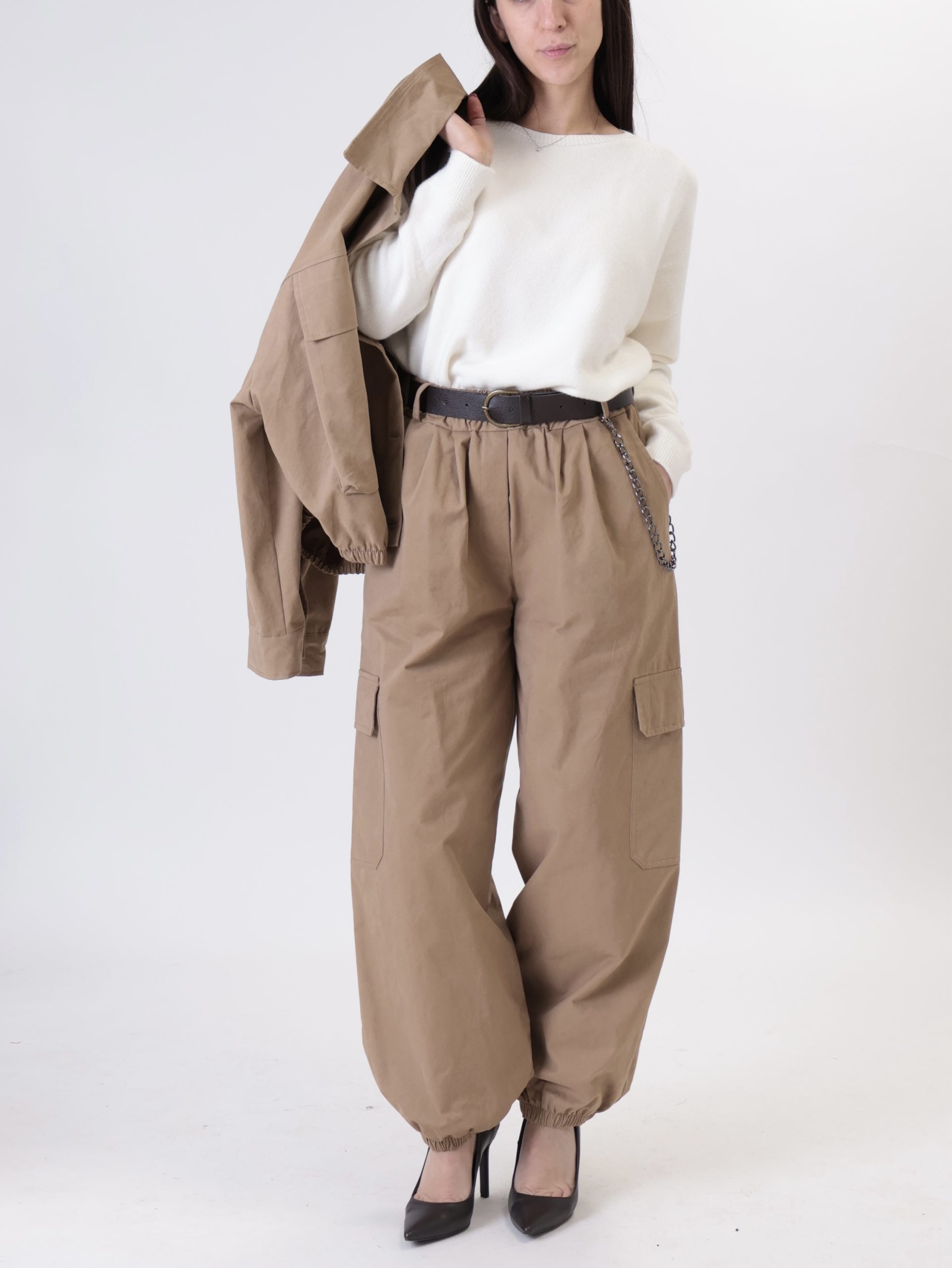 Pantalone cargo con catena cammello