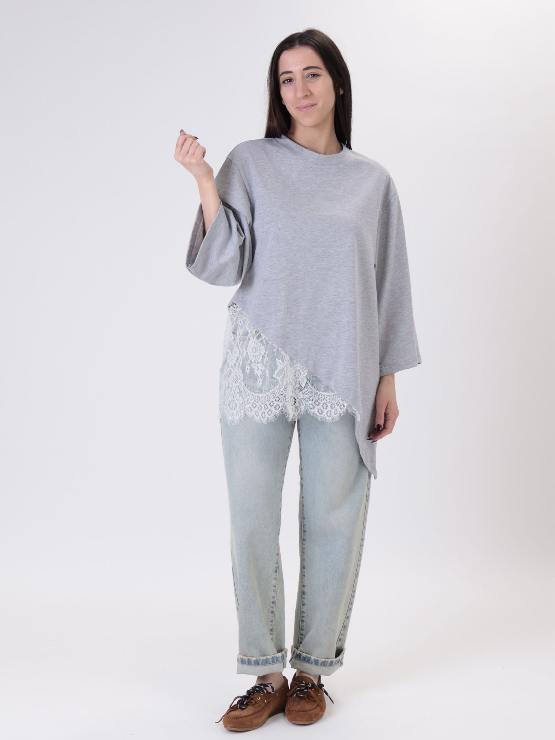 T-shirt over pizzo grigio