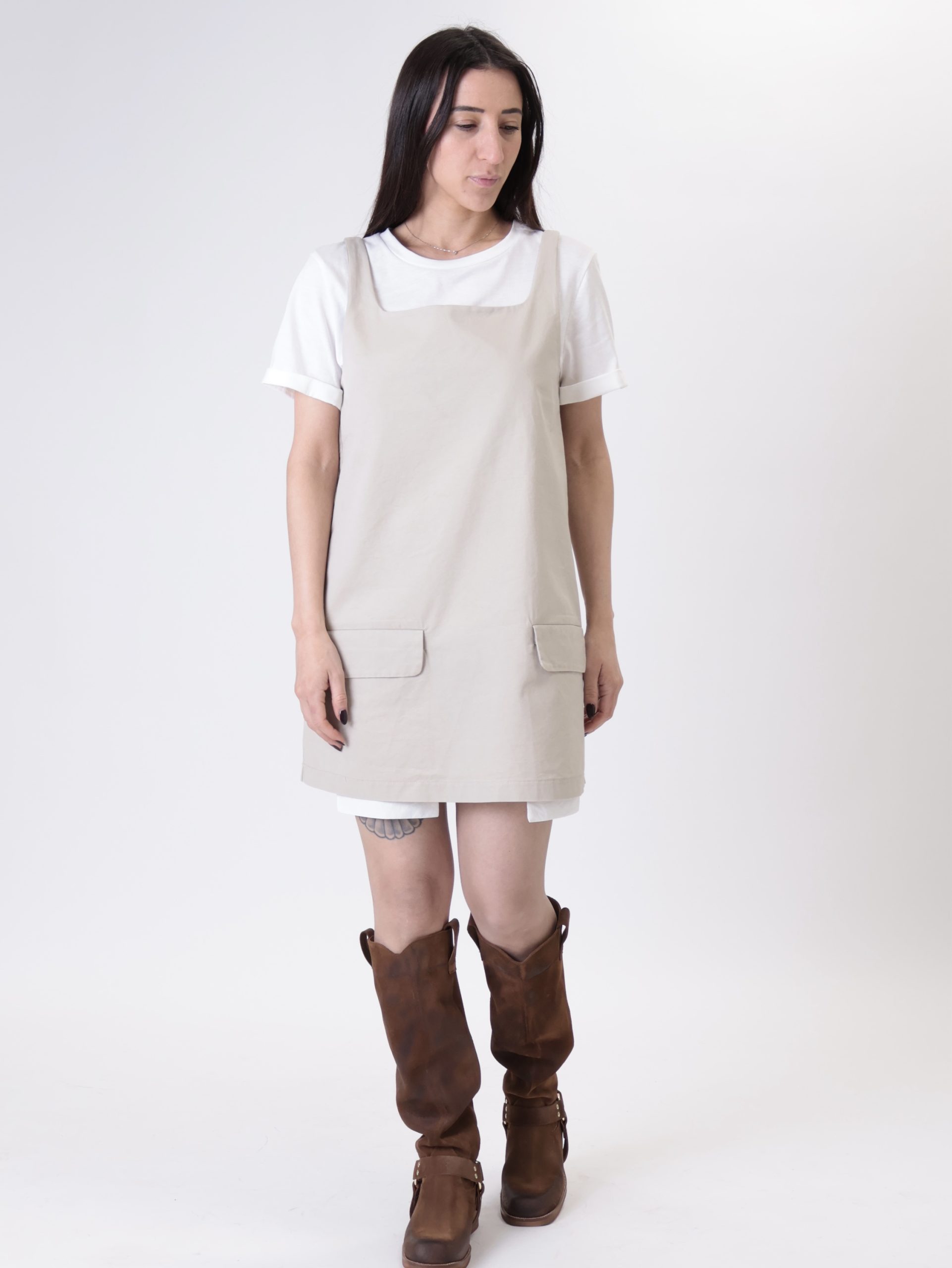 Abito tasche con t-shirt beige