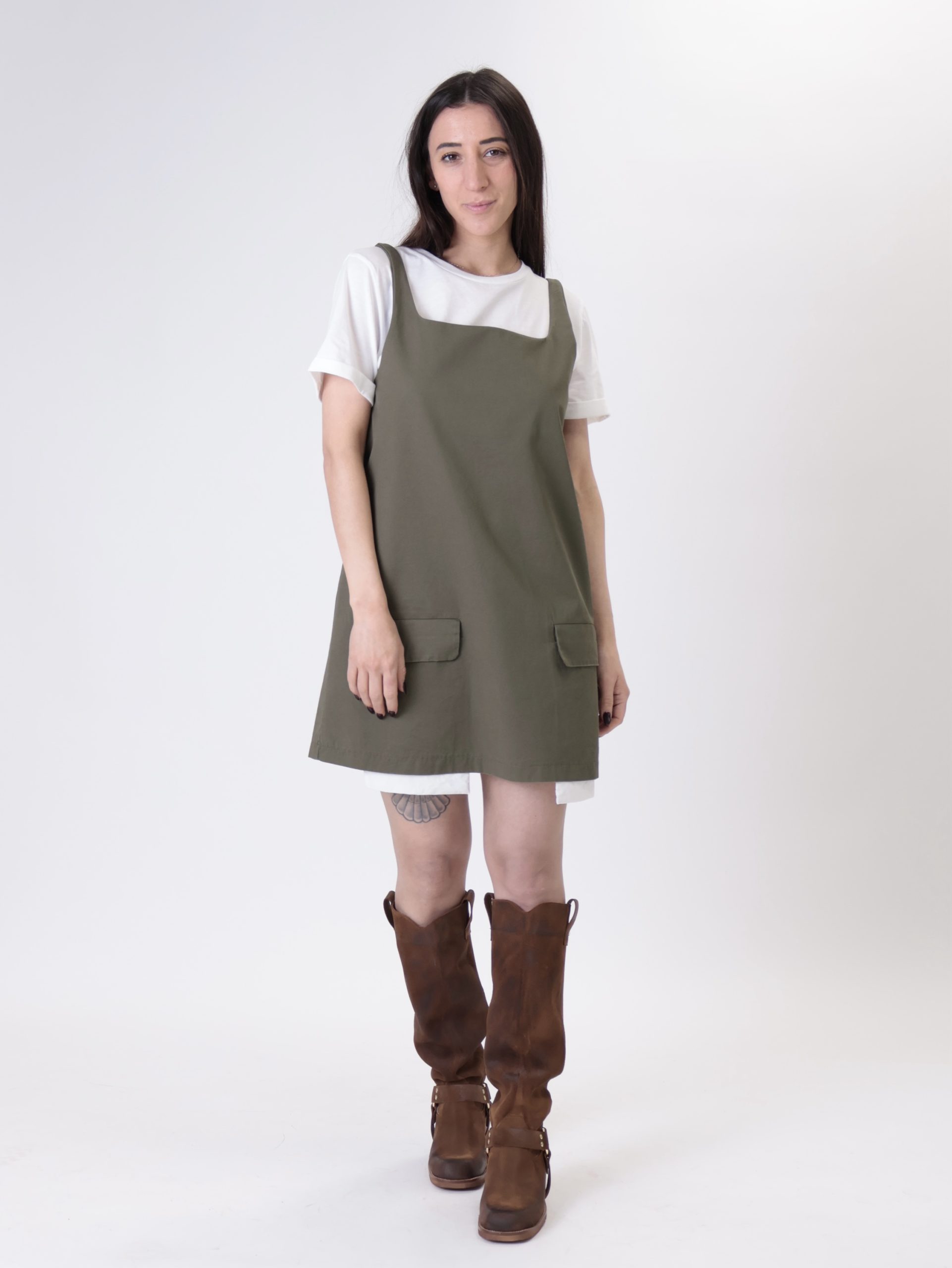 Abito tasche con t-shirt militare