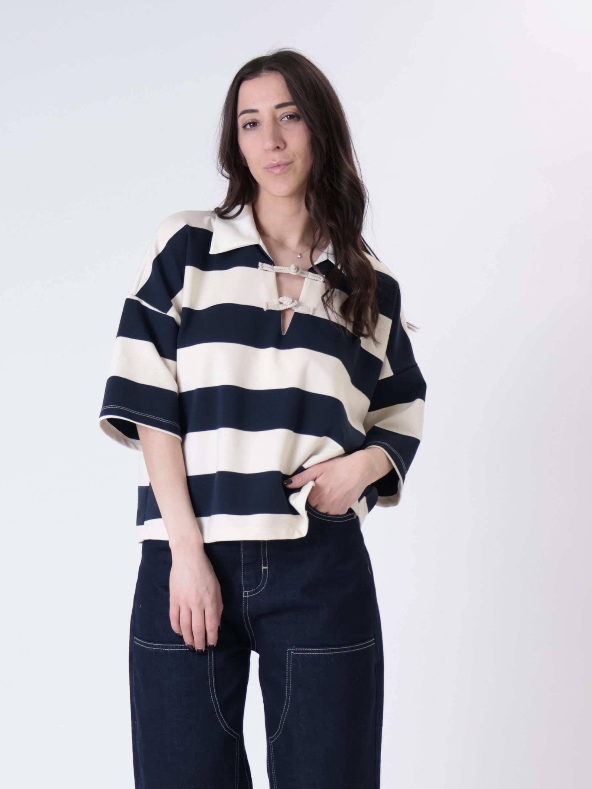 T-shirt alamari scollo V riga ecru/blu