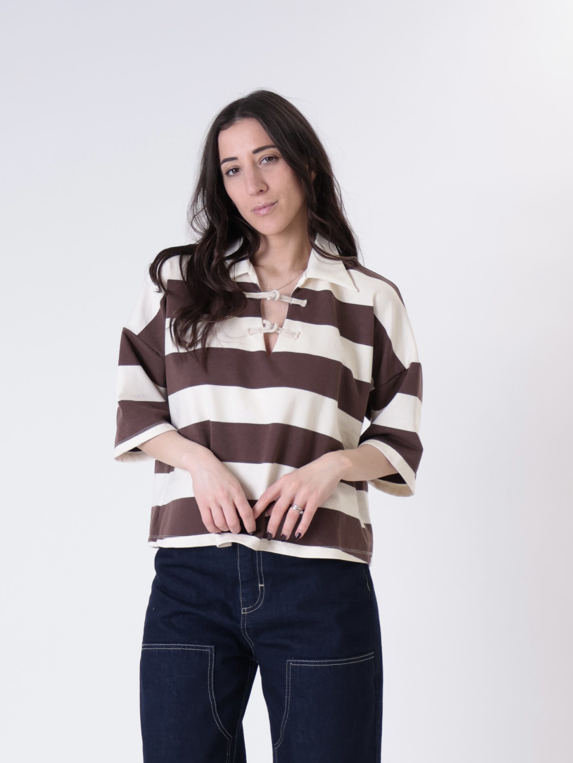 T-shirt alamari scollo V riga ecru/caffè