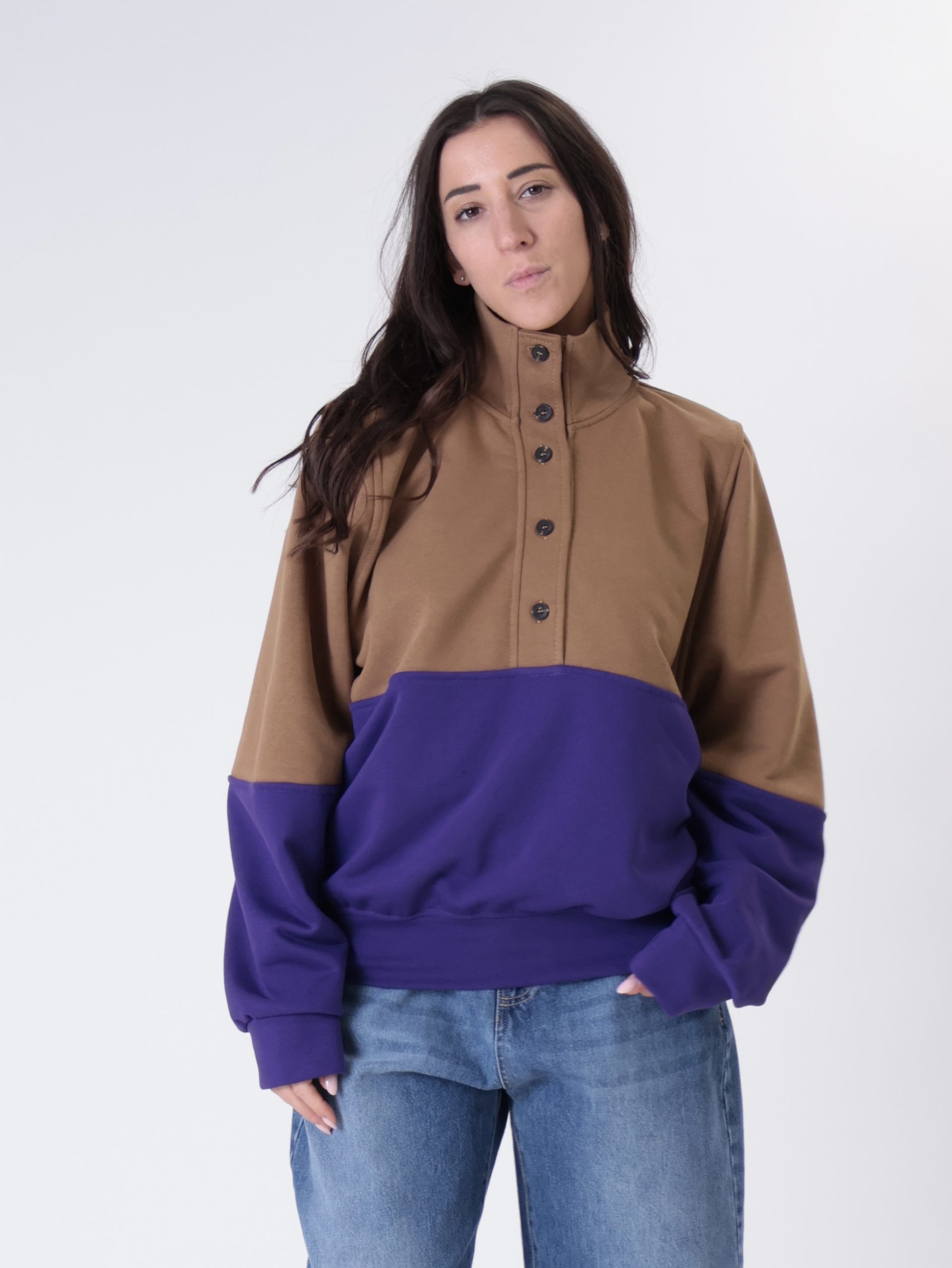 Felpa lory bottoni tabacco/viola