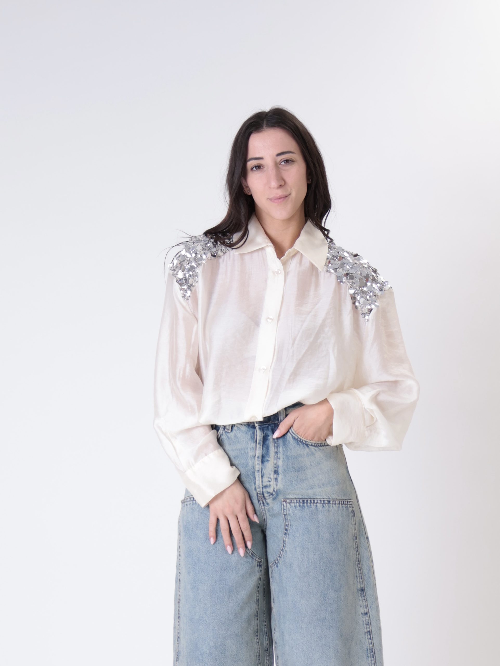 Camicia effetto seta spalle paillettes burro