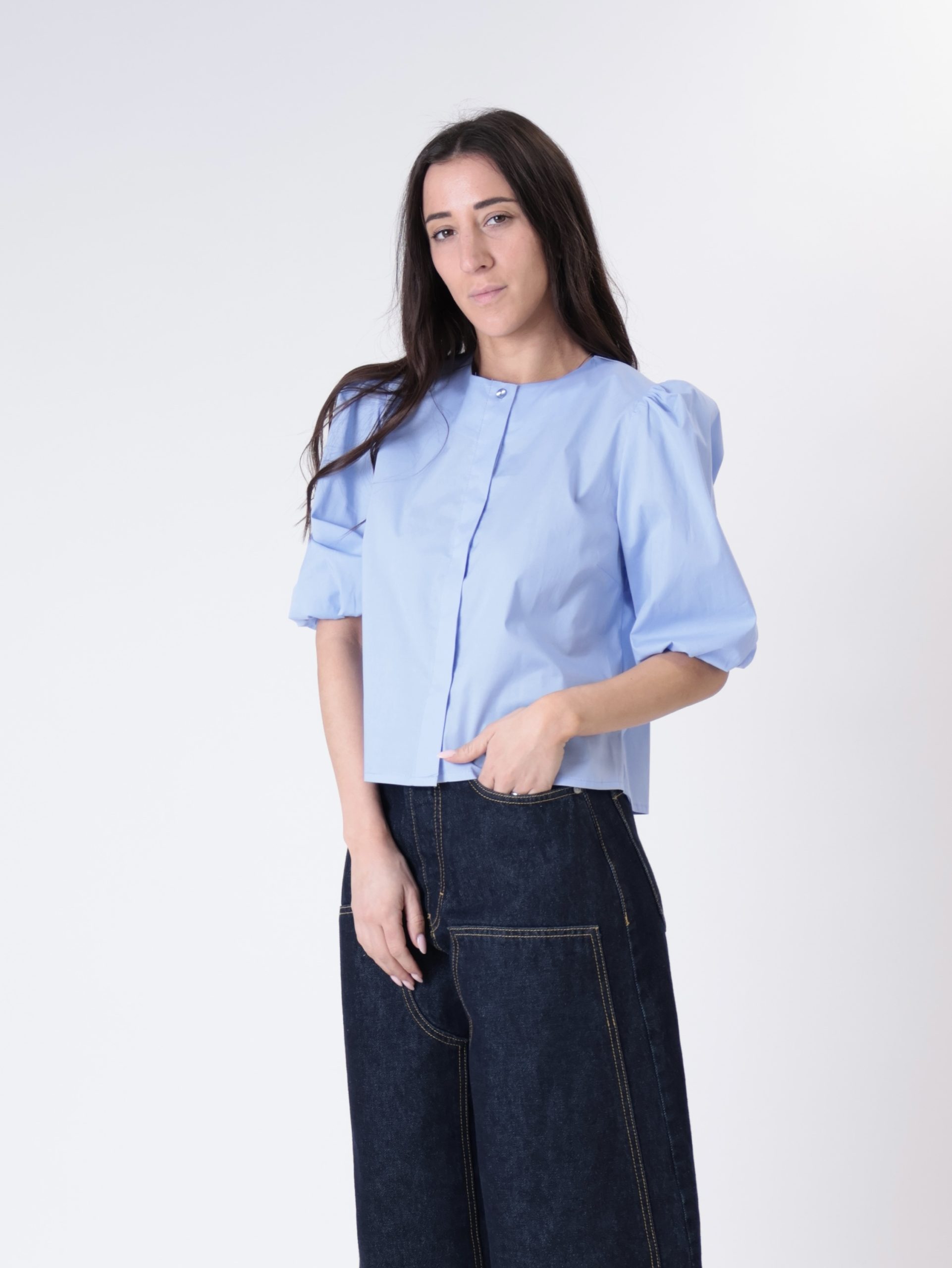 Camicia crop manica sbuffo celeste PREORDINE 20/04