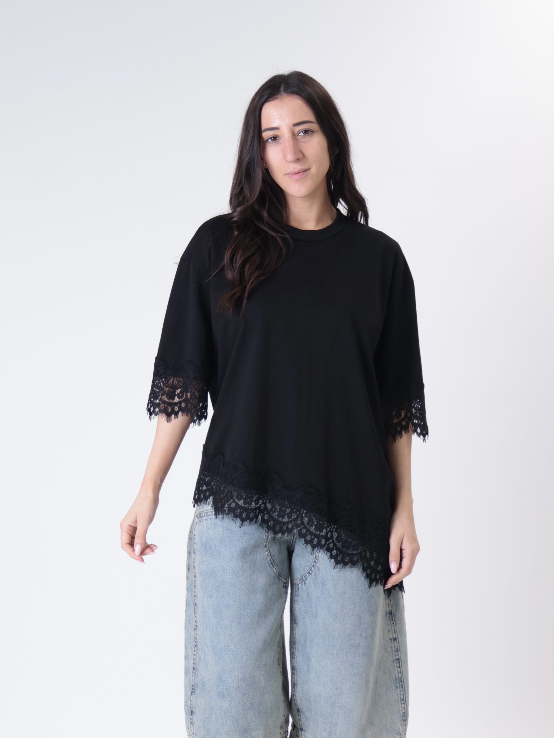 T-shirt svasata manica pizzo nero