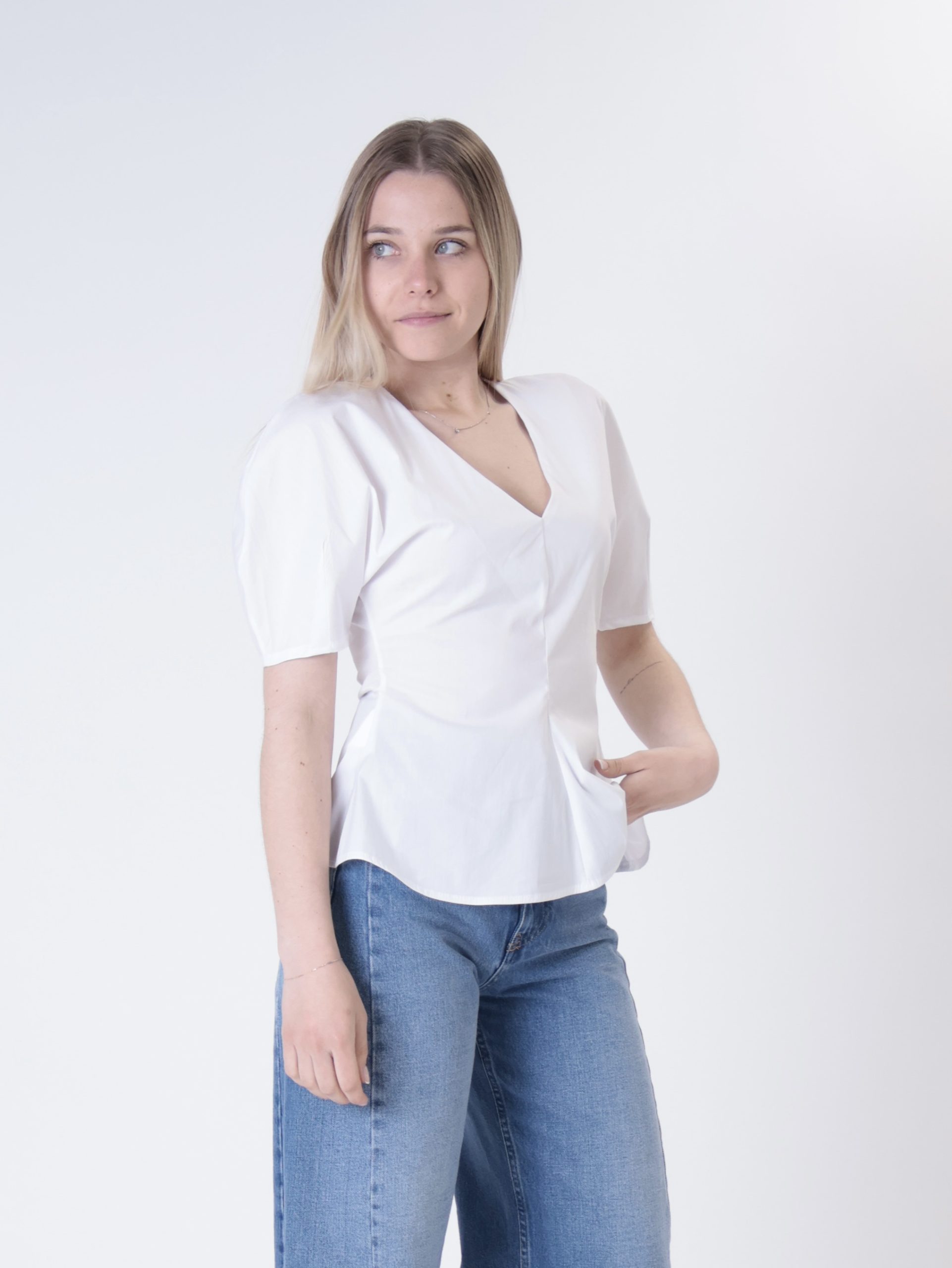 Top svasato scollo V bianco