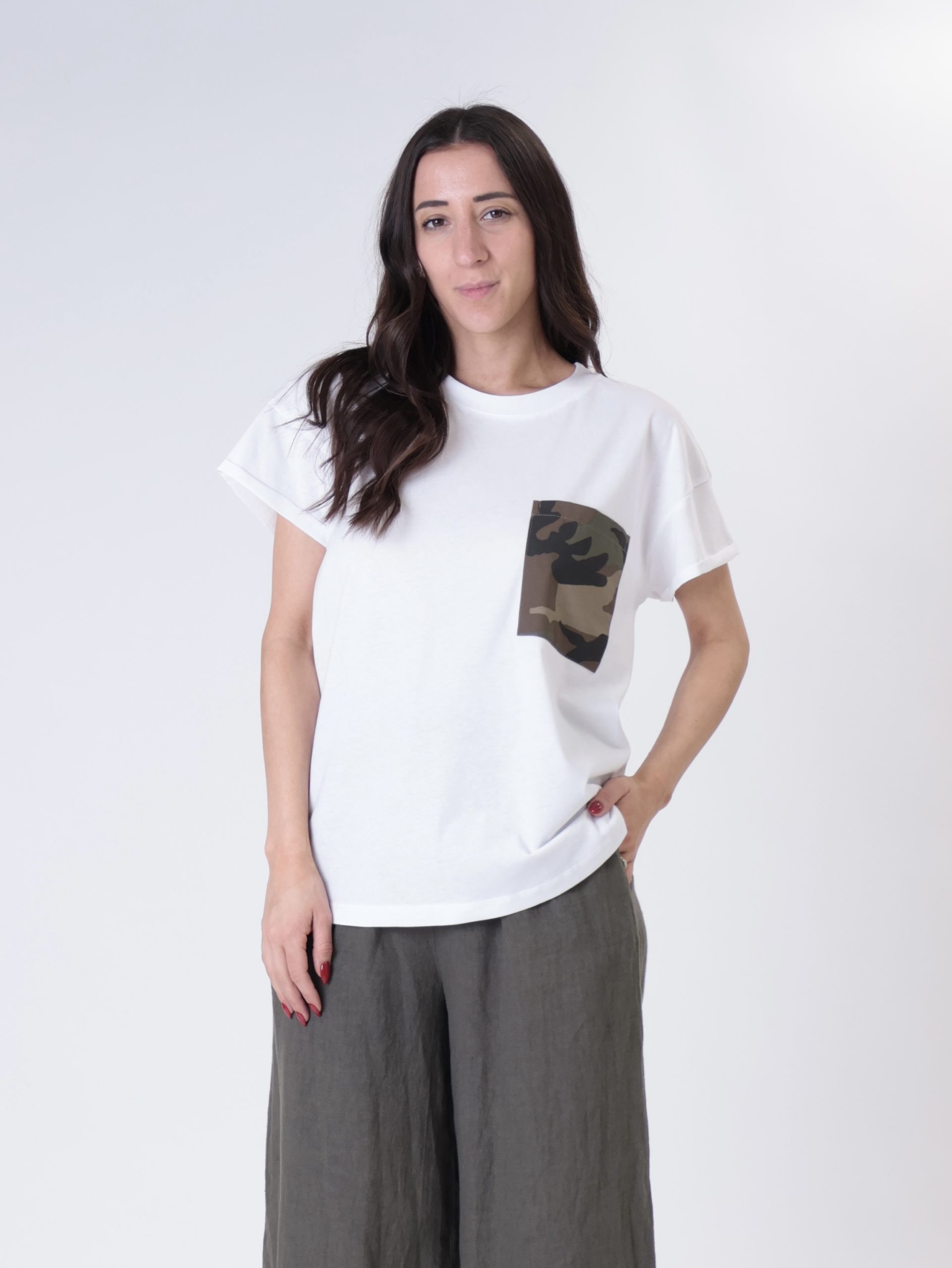 T-shirt bianca tasca mimetica