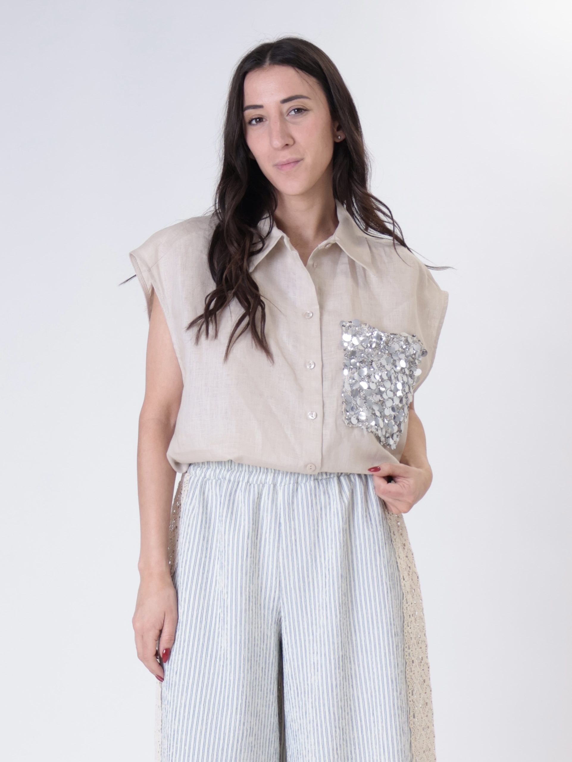 Camicia smanicata tasca paillettes beige