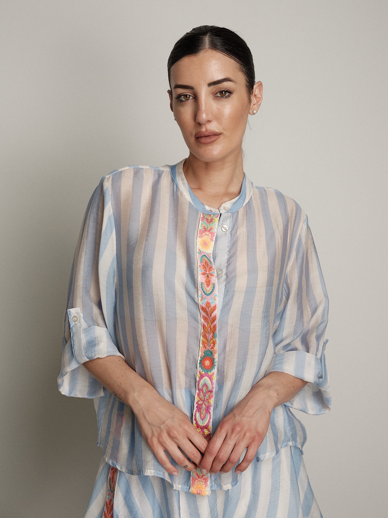 Camicia passamaneria multicolor riga azzurra