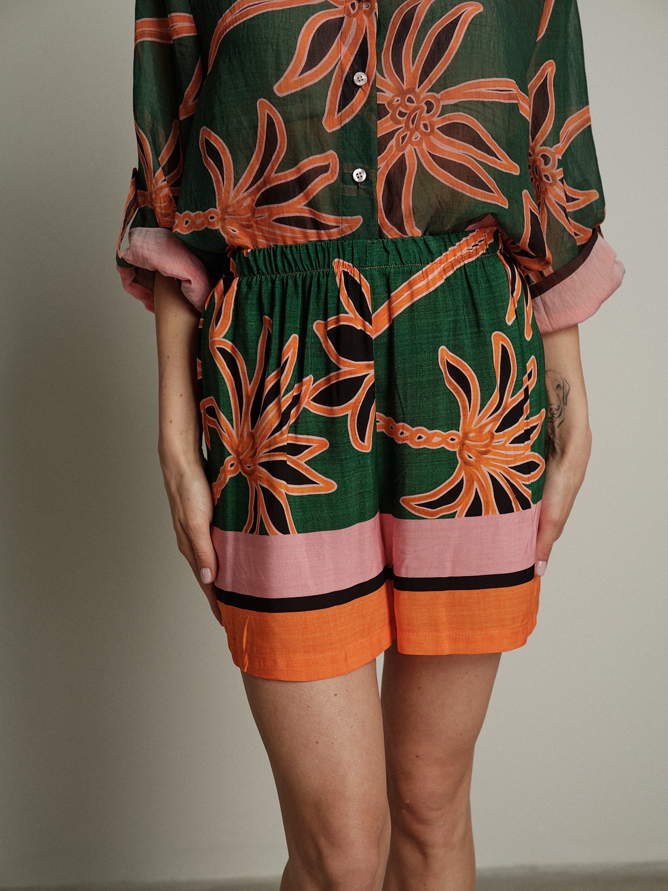 Shorts petrolio fiore arancio