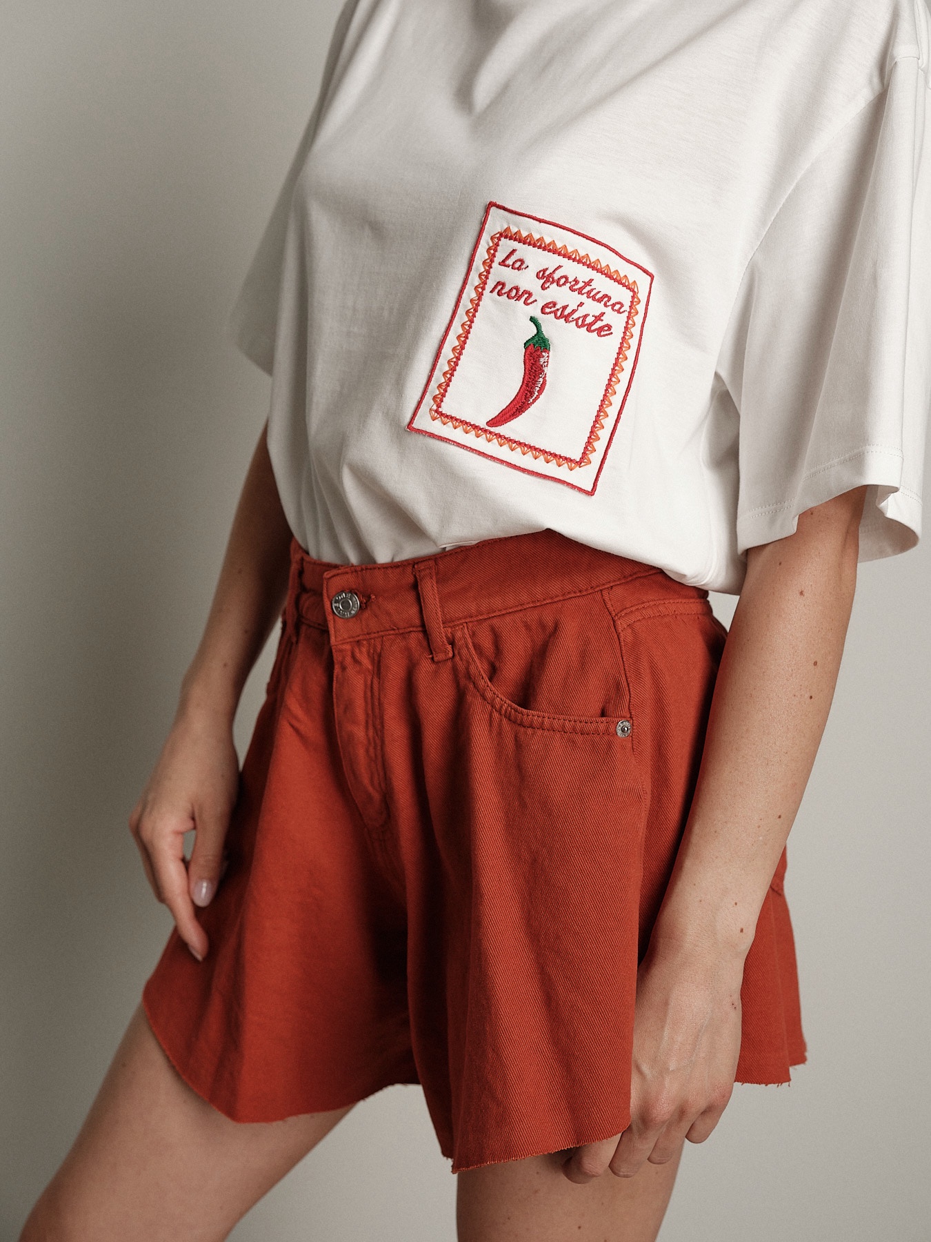 T-shirt over tasca peperoncino
