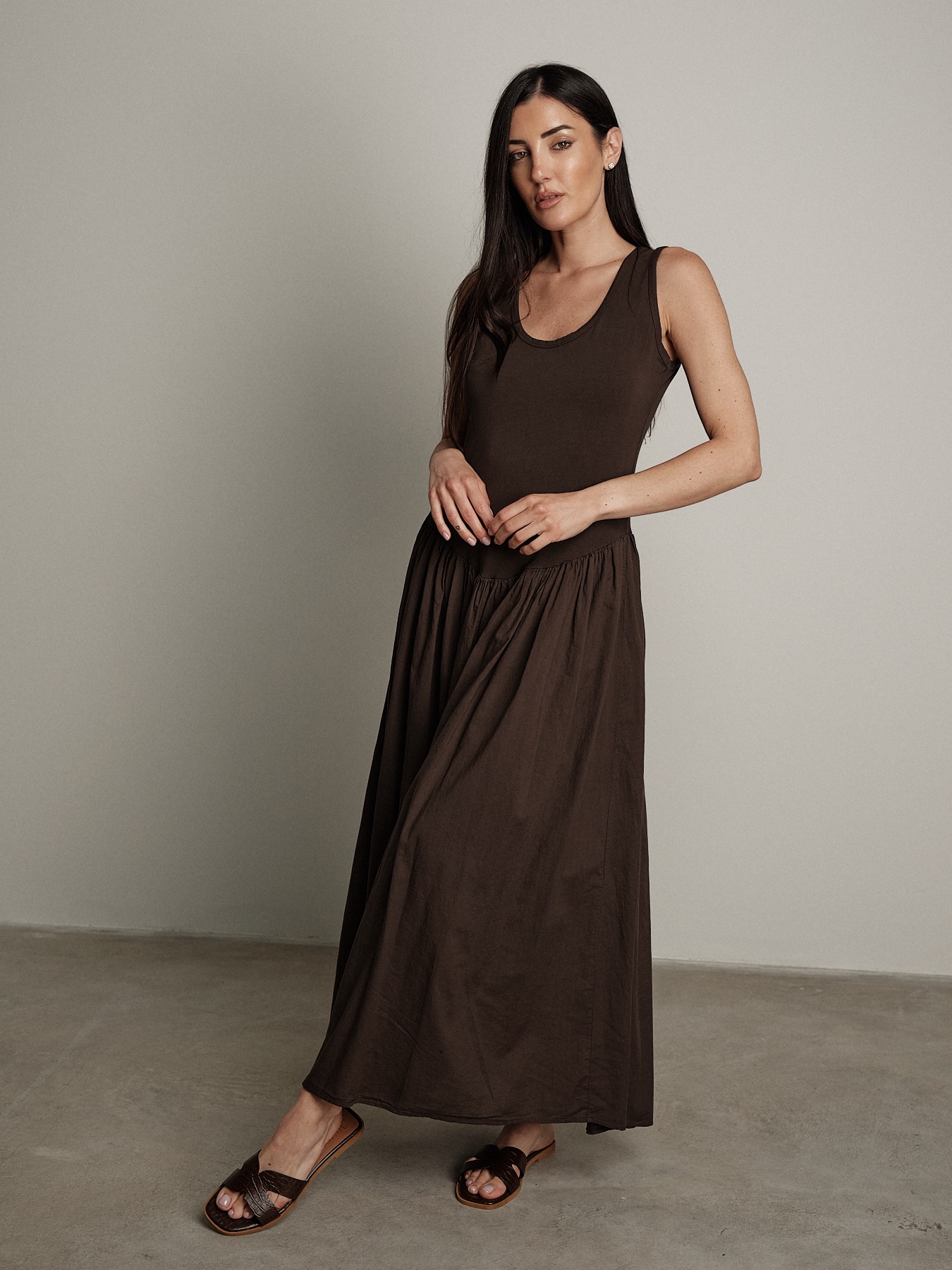 Abito cotone bimateriale balza marrone