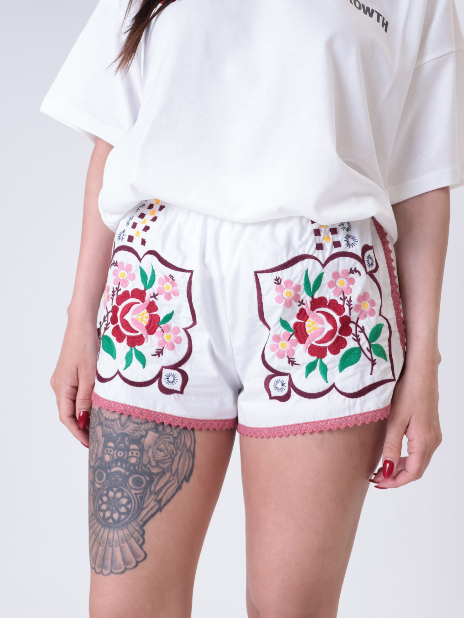 Shorts fiore ricamato bianco